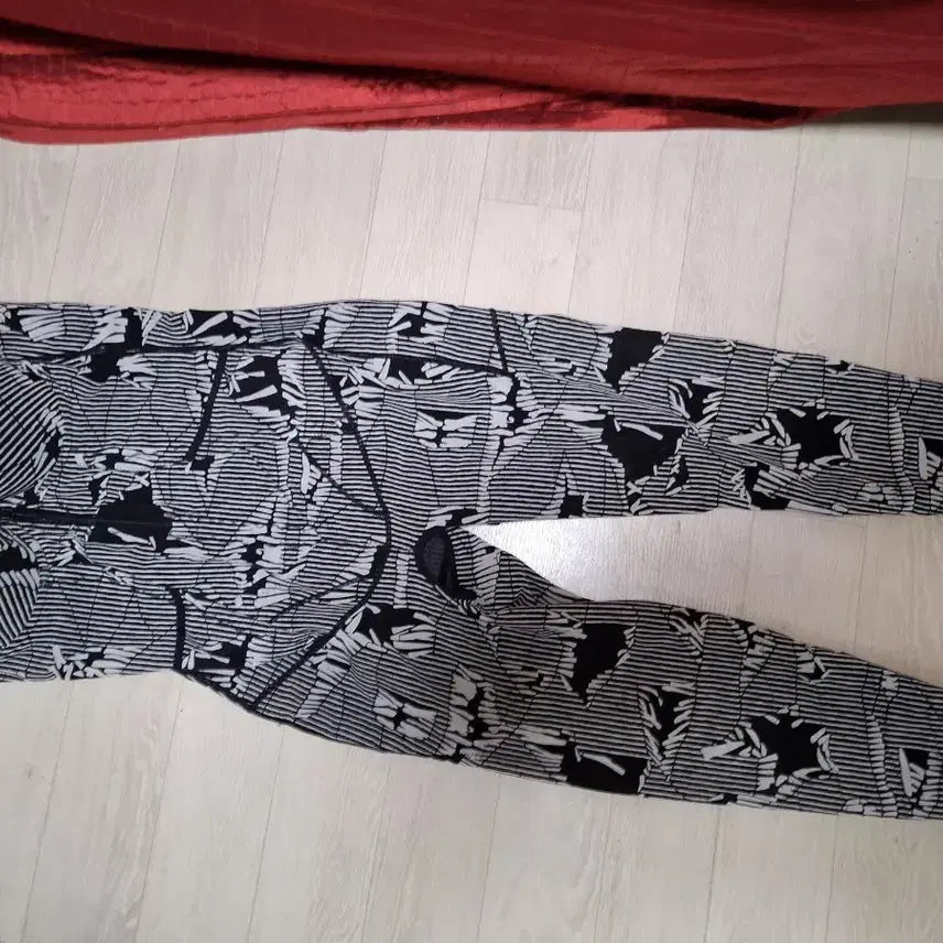 [BUNJANG] Aroma Life Women's Long Sleeve Bodysuit Black & White Pattern / 아로마. 라이프 바디슈트 여성 롱슬리브 블랙앤화이트 패턴