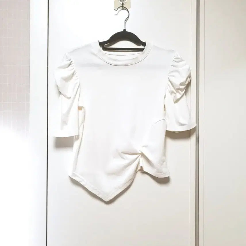 [BUNJANG] Shoulder Puff Asymmetric Hem Short Sleeve T-Shirt / 어깨퍼프 밑단언발 반팔 티셔츠(~66사이즈)