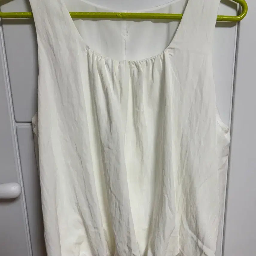 [BUNJANG] White Sleeveless Blouse - New Condition / 새상품 화이트 민소매 블라우스