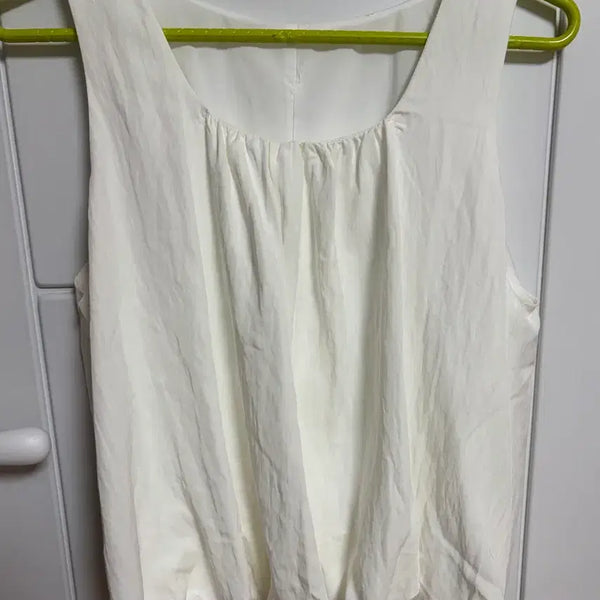 [BUNJANG] White Sleeveless Blouse - New Condition / 새상품 화이트 민소매 블라우스