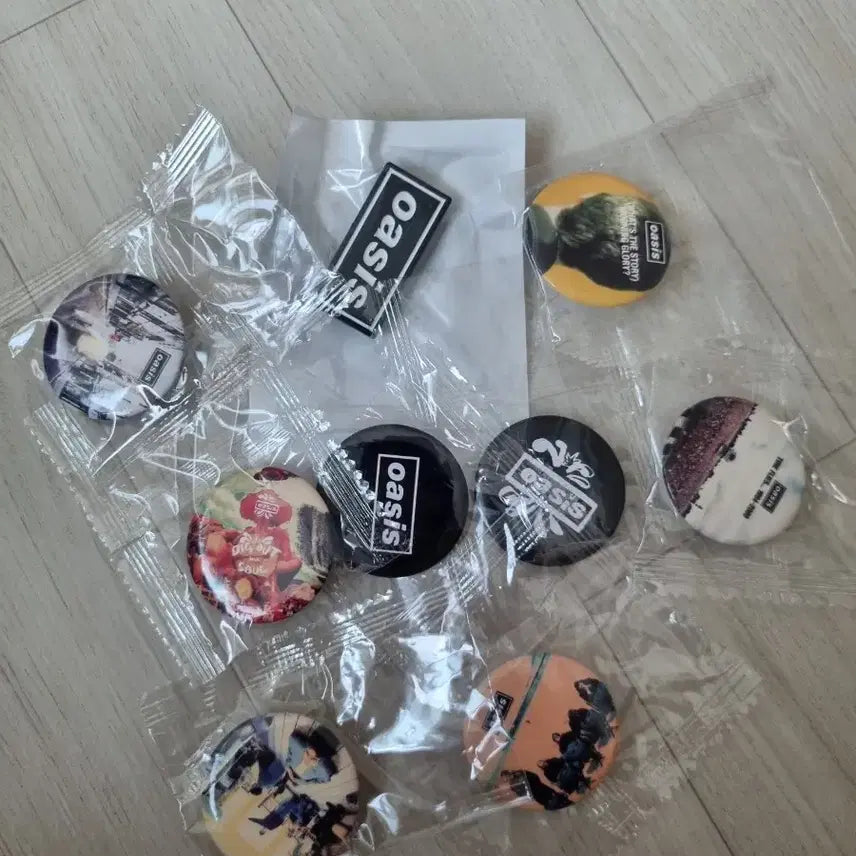 [BUNJANG] Oasis 9 Piece Pin Set Bundle / 오아시스 캔뱃지8개 & 뱃지1개 일괄
