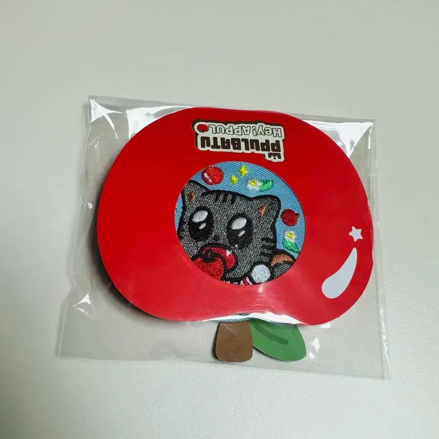 [BUNJANG] Apple 'Poul Bot' Dagonyan Embroidered Can Badge / 애플 뿔바투 다고냥 자수 캔배지