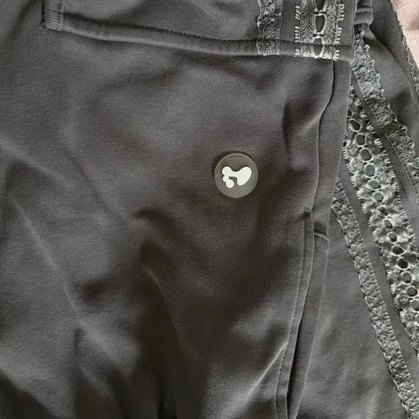 [BUNJANG] HugYourself Big Pocket Lace Cargo Pants Charcoal S / 허그유어스킨 Big pocket lace cargo pants 차콜 s