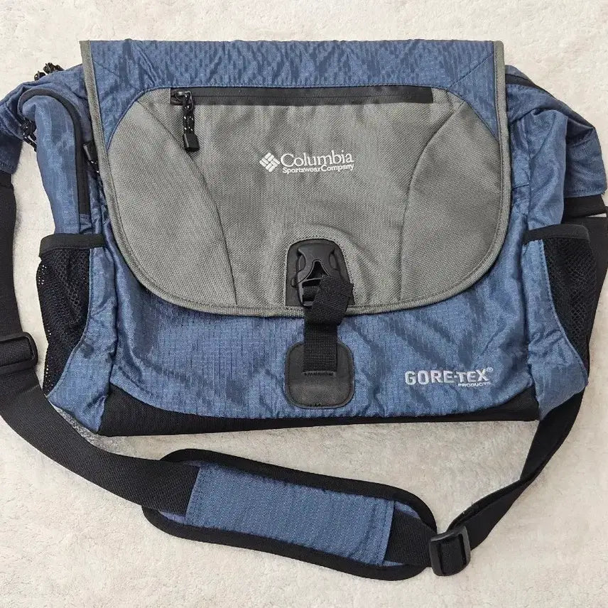 [BUNJANG] Columbia 70th Anniversary GORE-TEX Crossbody Messenger Bag / 컬럼비아 70주년 고어텍스 크로스백 메신저백