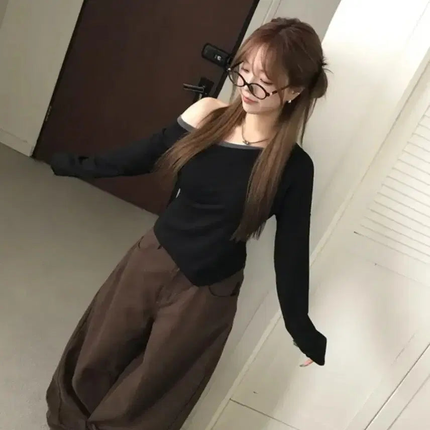 [BUNJANG] Ablie Color-Block Off-Shoulder Slim Fit Long Sleeve T-Shirt / 에이블리 통통 기모 배색 오프 원숄더 말라핏 긴팔티