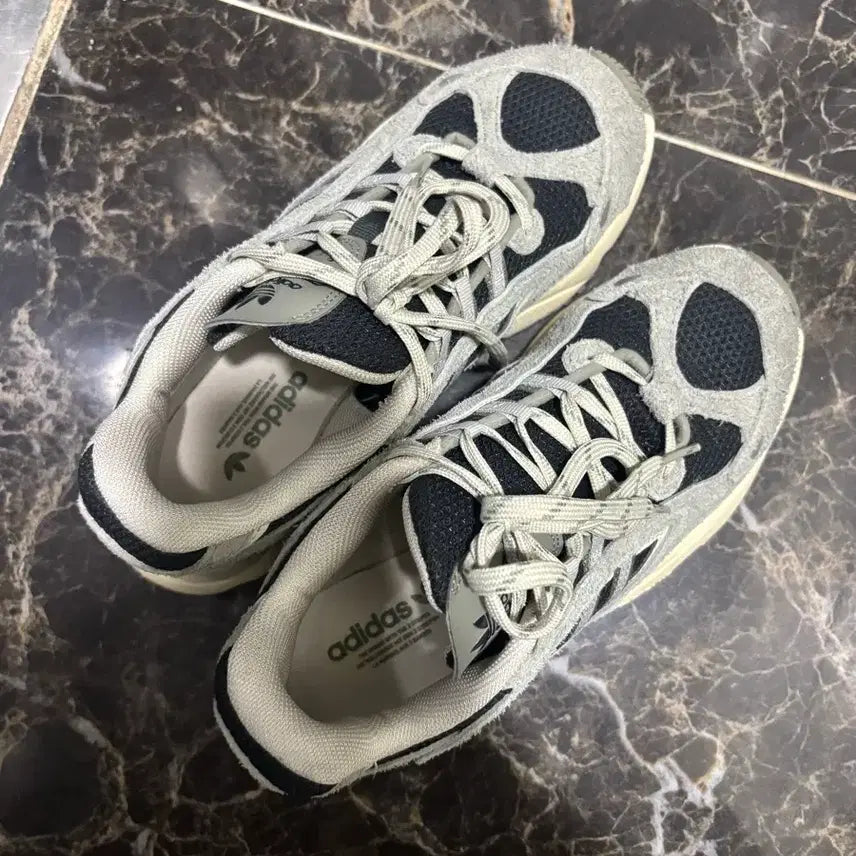 [BUNJANG] Adidas Ozmillen JI2633 Men's Sneakers / 아디다스 오즈밀런 235 판매