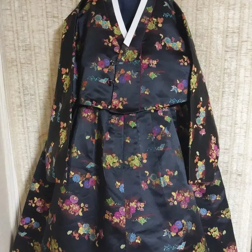 [BUNJANG] Luxury Silk Hanbok Set - Black Floral Pattern / 새제품급)양단실크 여성한복 검정색 꽃무늬 세트
