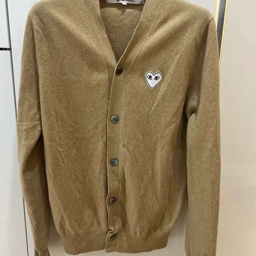 [BUNJANG] Comme des Garçons White Emblem Beige Cardigan L / 꼼데가르송 화이트와펜 베이지가디건 L