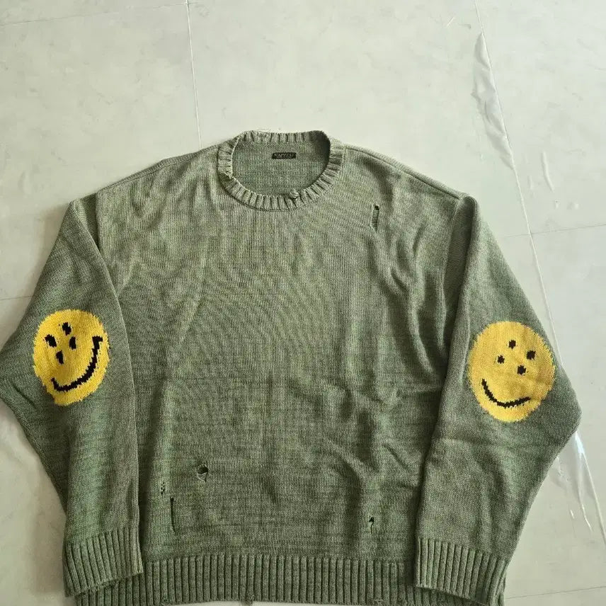 [BUNJANG] Cotton Acrylic Blend Smile Patch Crewneck Sweater / 코튼 아크릴 스마일 패치 크루넥 스웨터