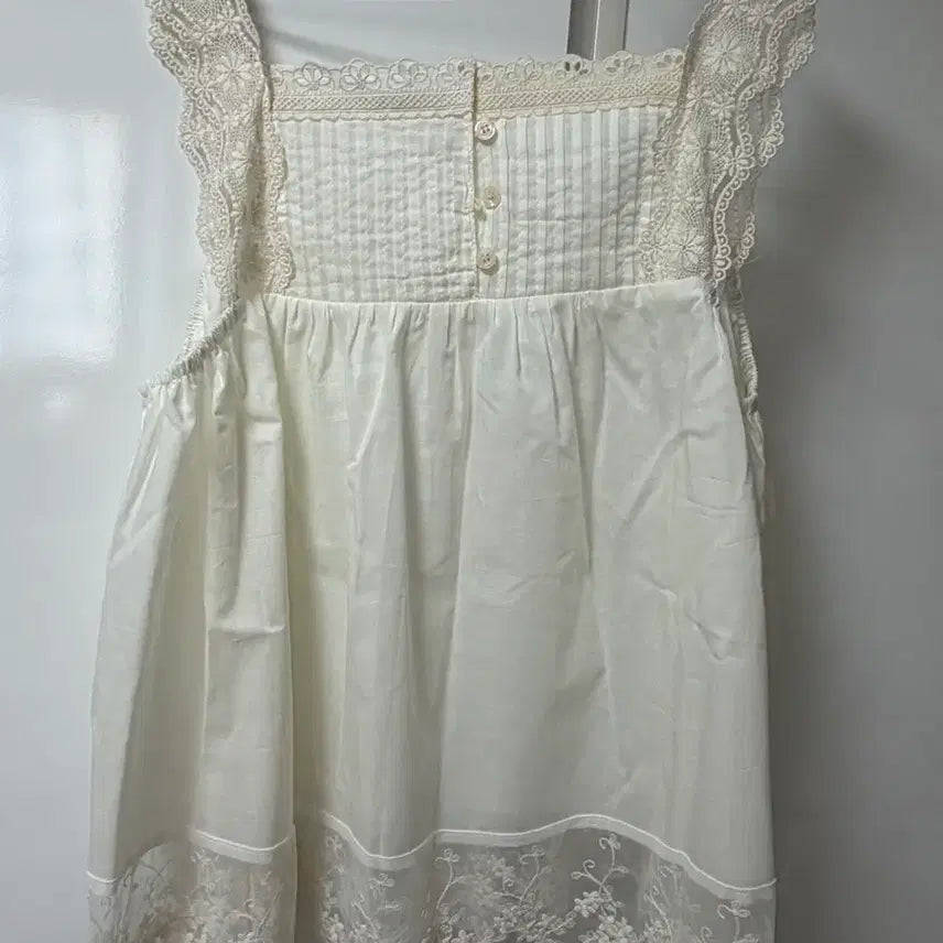 [BUNJANG] Ivory Lace Sleeveless Blouse / 레이스 나시 블라우스