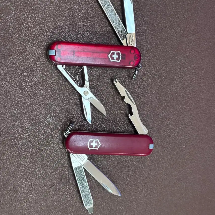 [BUNJANG] Victorinox Classic Minimalist Red Multi-tool 2-Piece Bundle / 빅토리녹스 클래식 미니멀티툴 레드 2개일괄