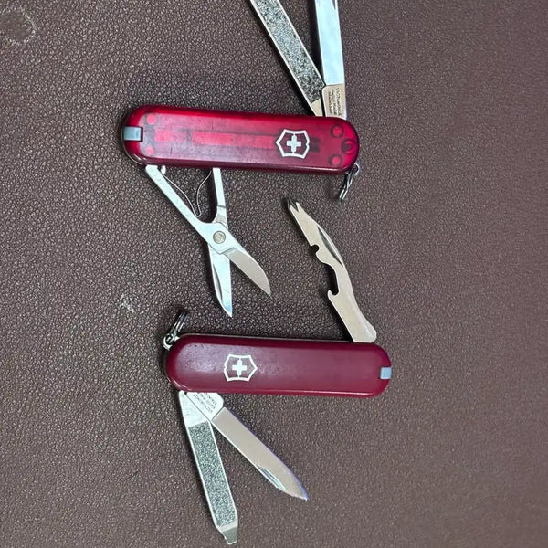 [BUNJANG] Victorinox Classic Minimalist Red Multi-tool 2-Piece Bundle / 빅토리녹스 클래식 미니멀티툴 레드 2개일괄