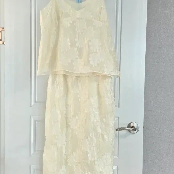 [BUNJANG] New Ivory Floral Embroidered Sleeveless Top & Skirt Set (Size 55-66) / 새상품 꽃나시스커트세트(55-66)