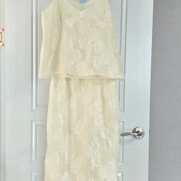 [BUNJANG] New Ivory Floral Embroidered Sleeveless Top & Skirt Set (Size 55-66) / 새상품 꽃나시스커트세트(55-66)