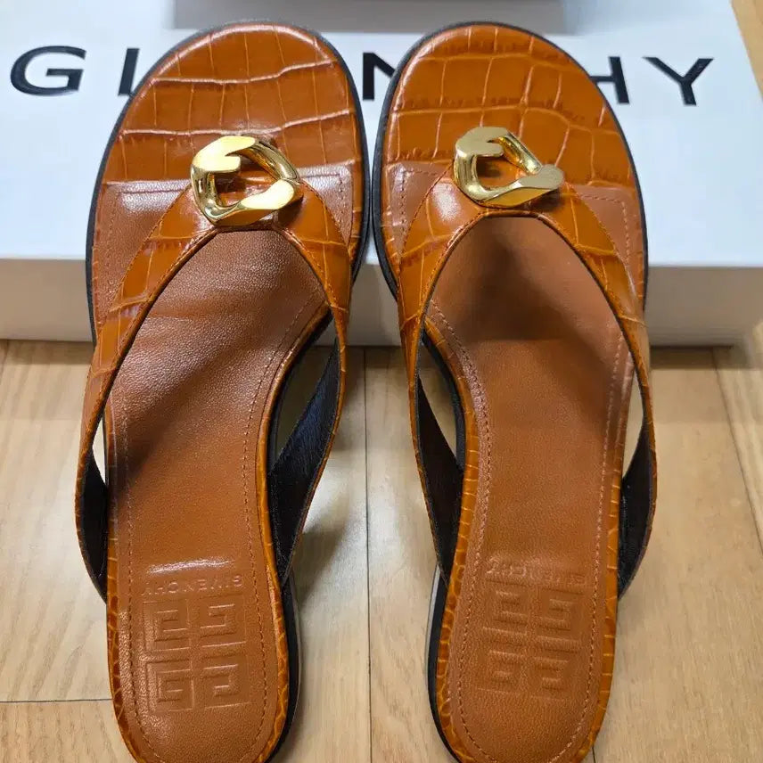 [BUNJANG] Givenchy G-Chain Crocodile Embossed Leather Slides / 지방시(새상품) G체인 슬리퍼