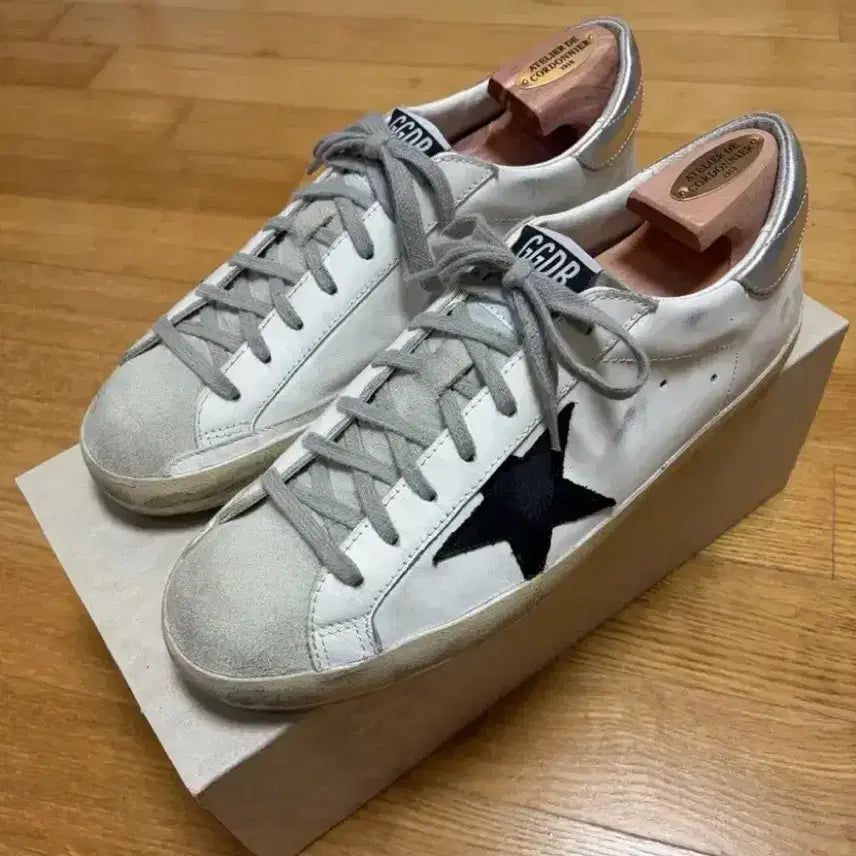 [BUNJANG] Golden Goose White Leather Superstar Sneakers with Black Star and Silver Metallic Heel Tab (EU 42 / US 9) / *VNDS* 골든구스 블랙 누벅 스타 & 실버 메탈릭 레더 힐탭 슈퍼스타