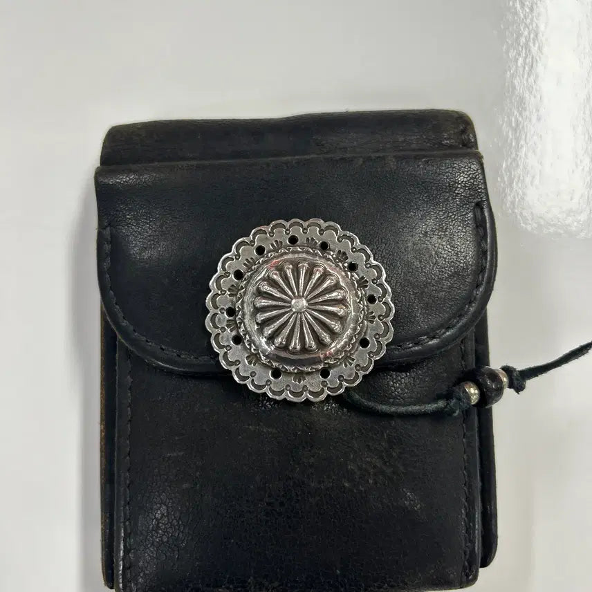 [BUNJANG] Goros Large Saddle Leather Flower Concho Bi-fold Wallet - Black / goros 고로스 새들레더 대형 플라워콘초 블랙 반지갑