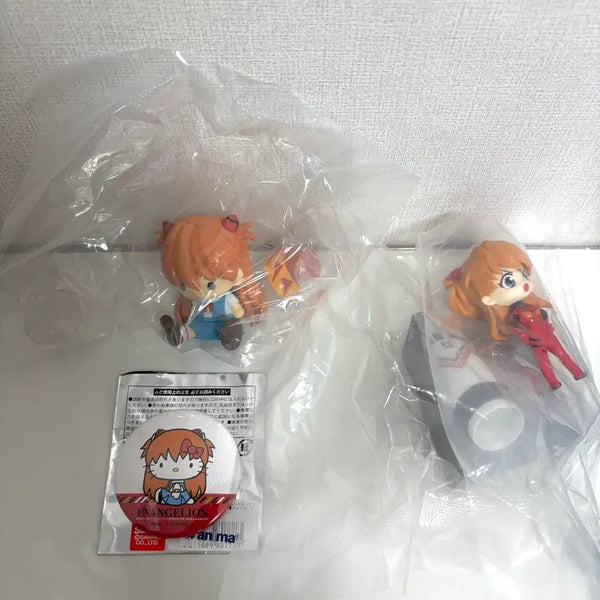 [BUNJANG] Evangelion Asuka Langley Petri Doll Desktop Figure & Sanrio Hello Kitty Can Badge Set / 에반게리온 아스카 랑그레이 페타돌 데스크탑 피규어 산리오 헬로키티 캔뱃지