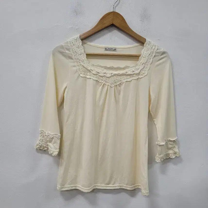 [BUNJANG] Axes Femme Ivory Lace Square Neck T-Shirt / axes femme 아이보리 레이스 스퀘어넥 티셔츠