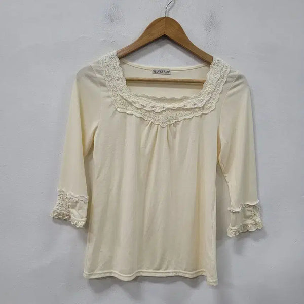 [BUNJANG] Axes Femme Ivory Lace Square Neck T-Shirt / axes femme 아이보리 레이스 스퀘어넥 티셔츠