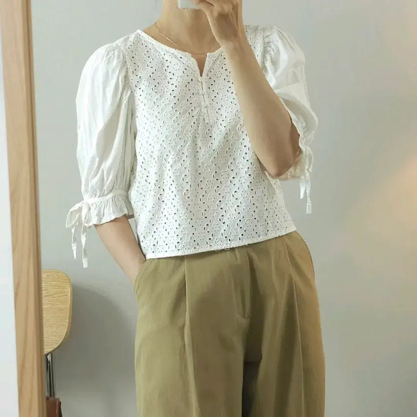 [BUNJANG] Eight Seconds Women's Embroidered Ribbon Detail Short Sleeve Blouse / (S)에잇세컨즈 여성 반팔 블라우스 펀칭 J15W4301