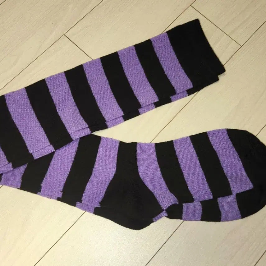 [BUNJANG] Purple/Black Stripe Pattern Long Socks / 니삭스 보라색/검정색 스트라이프 줄무늬 패턴 긴 양말
