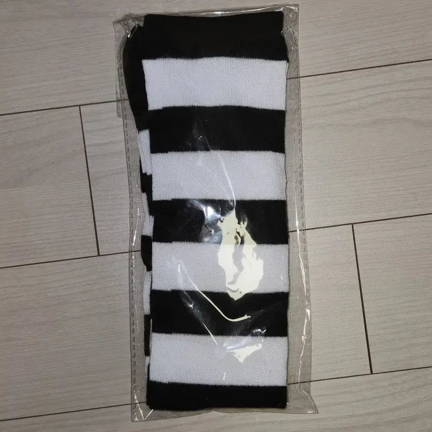 [BUNJANG] Striped Thigh-High Stockings / 니삭스 하얀색/검정색 스트라이프 줄무늬 흑백 패턴 긴 양말