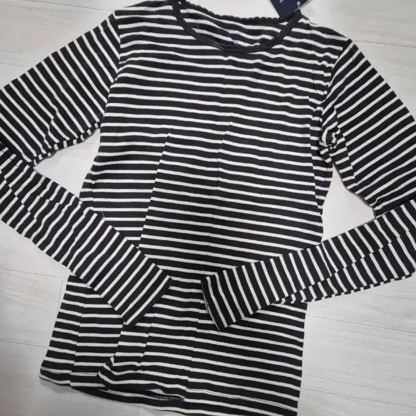 [BUNJANG] Brandy Melville Ruffle Stripe Long Sleeve T-shirt Charcoal Grey / 브랜디멜빌 러플 스트라이프 롱슬리브 긴팔 티셔츠 차콜그레이