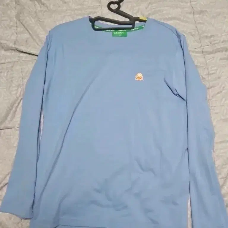 [BUNJANG] United Colors of Benetton Women's Embroidered Logo Long Sleeve T-Shirt Sky Blue S / 베네통 여성용 자수 로고 긴팔티셔츠 스카이블루 S
