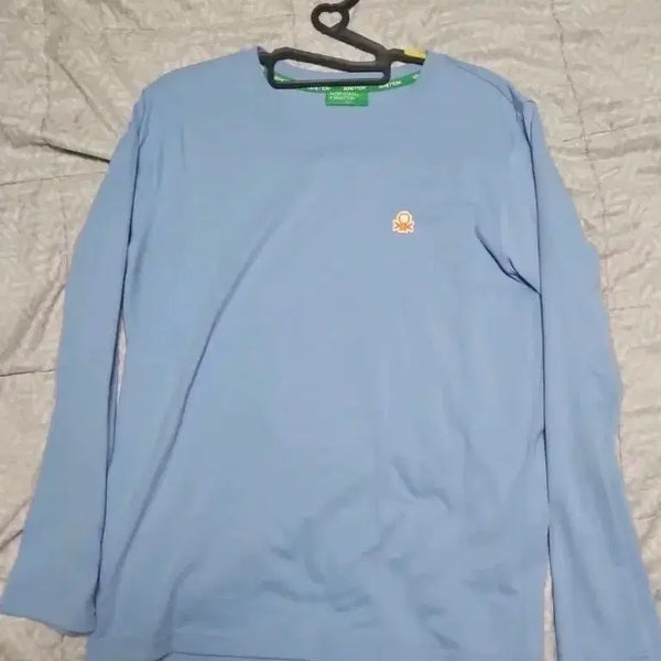[BUNJANG] United Colors of Benetton Women's Embroidered Logo Long Sleeve T-Shirt Sky Blue S / 베네통 여성용 자수 로고 긴팔티셔츠 스카이블루 S