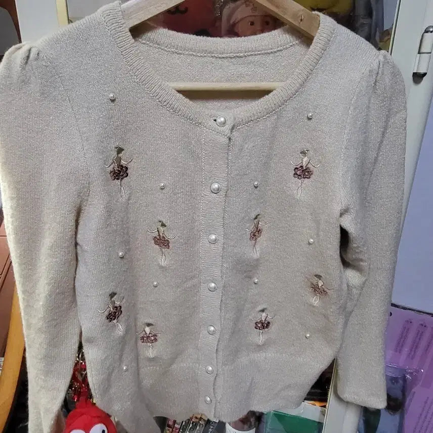 [BUNJANG] Pearl Button Ballerina Embroidery Knit Cardigan / 진주 단추 발레리나 자수 니트 가디건