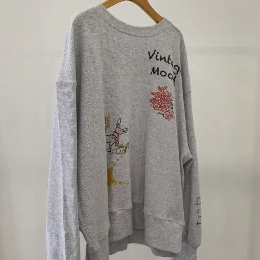 [BUNJANG] Waffle Knit Sweatshirt with Unique Lettering Print / 와플맨투맨