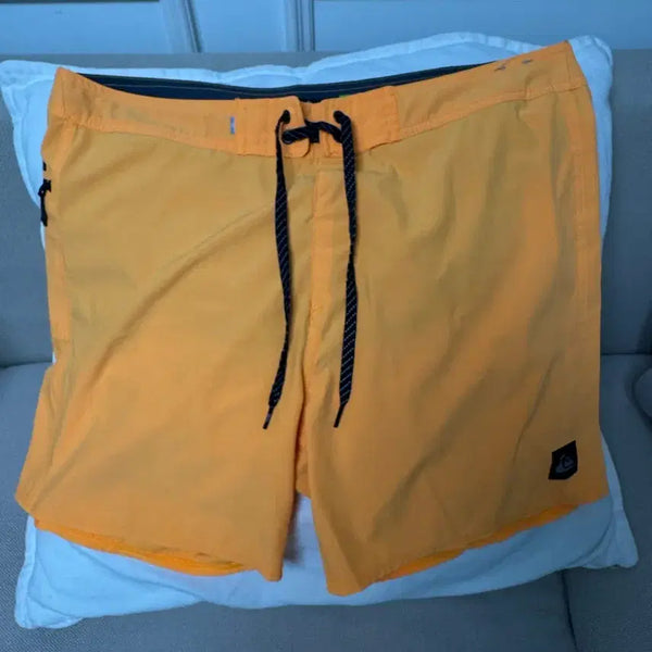 [BUNJANG] Quiksilver Board Shorts (32-34 Inch Waist) - Excellent Condition / 퀵실버 보드숏 32~34 수영복 민트급