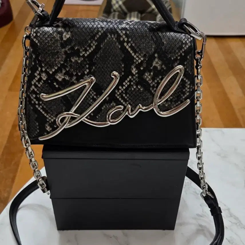 [BUNJANG] Karl Lagerfeld Embossed Leather Chain Shoulder Bag / 명품 뱀피 체인 숄더백