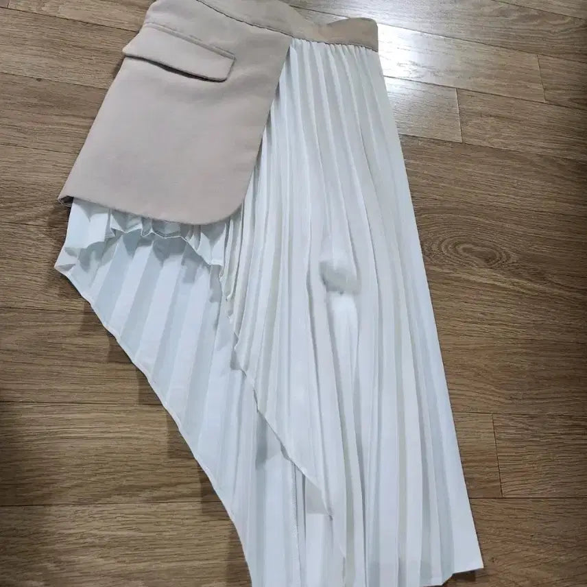 [BUNJANG] Luvmiu White Pleated Asymmetrical Skirt S / 새상품)스커트.Luvmiu 화이트 플리츠 언발스커트 S