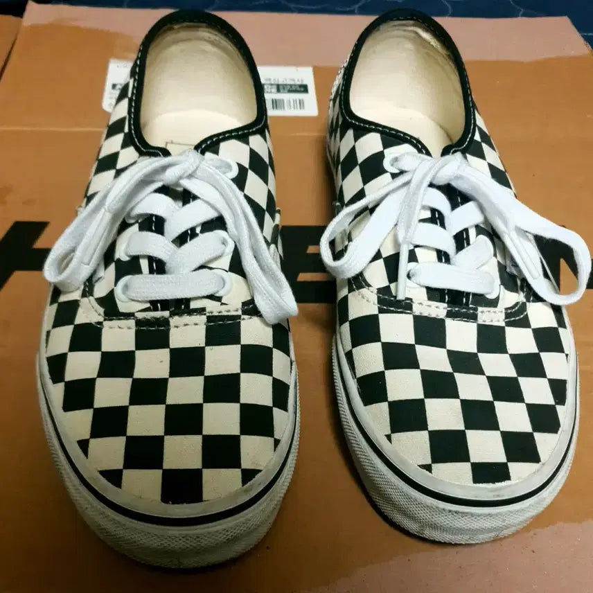 [BUNJANG] Vans Authentic Checkerboard Sneakers Black/White / 반스 어센틱 체커보드 스니커즈 검횐 (240)