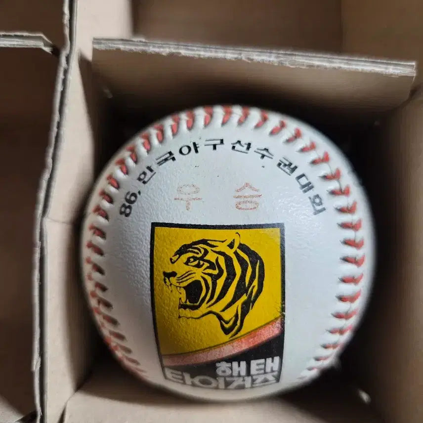 [BUNJANG] 1986 Haitai Tigers Championship Commemorative Ball / 1986 해태타이거즈 우승 기념구 우승구 소형구