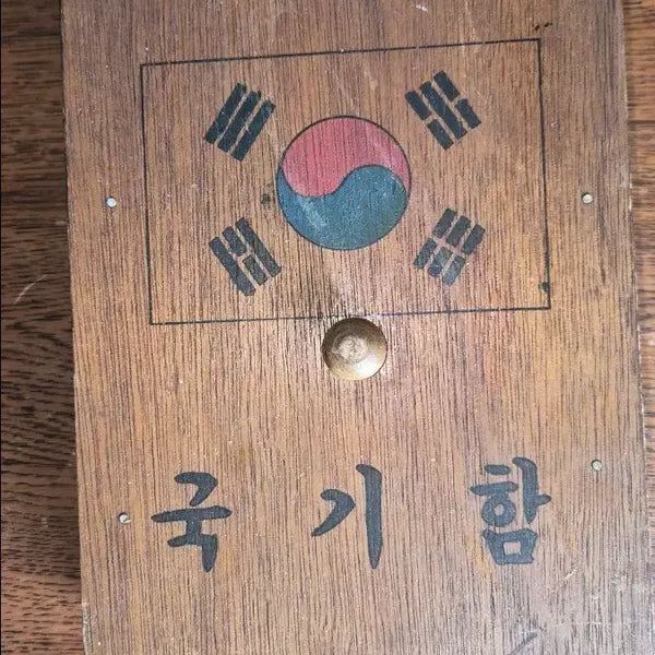 [BUNJANG] Vintage Taegeukgi Display Case with Taegeukgi Flag / 옛날 태극기함.태극기