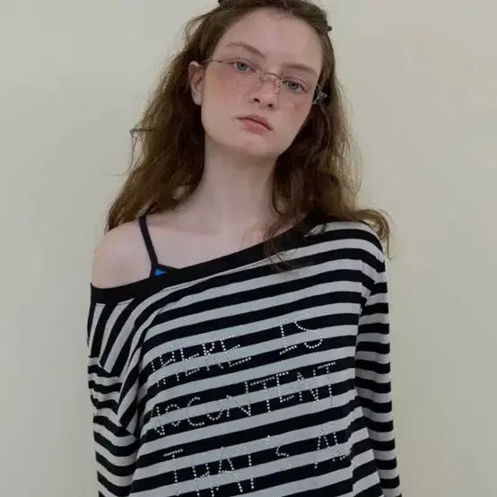 [BUNJANG] No Contents Off-Shoulder Stripe T-Shirt Black (Iroha Wear) / 노컨텐츠 오프숄더 스트라이프 티 블랙 아일릿 이로하 착용