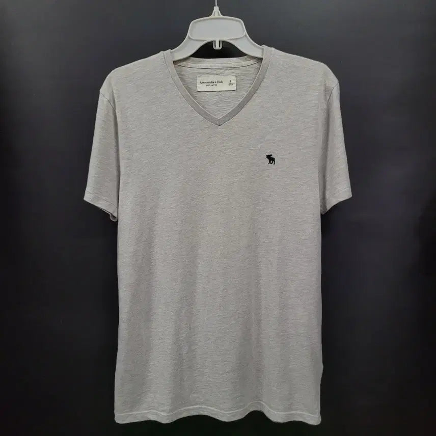 [BUNJANG] Abercrombie Embroidered Logo V-Neck Shirt / Abercrombie 아베크롬비 자수로고 브이넥 셔츠