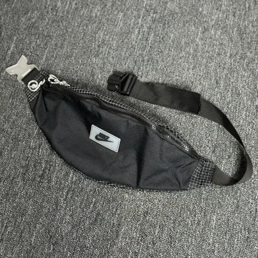 [BUNJANG] Nike Black Check Hip Pack / 나이키 블랙 체크 힙색