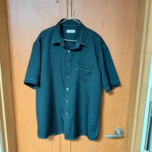 [BUNJANG] Short Sleeve Shirt with White Stitching / 남자 반팔 셔츠 검정색 흰색 스티치
