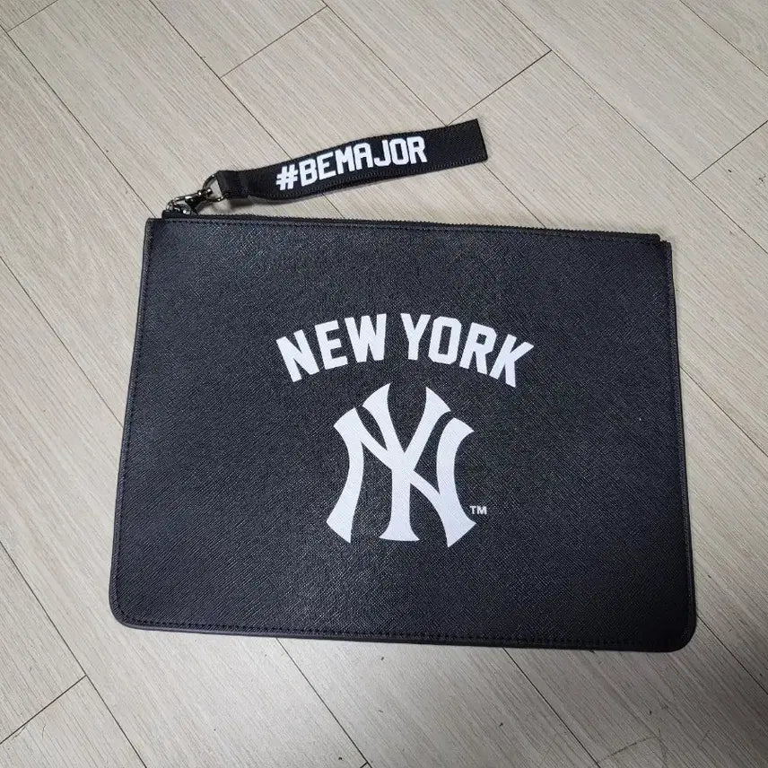 [BUNJANG] MLB New York Yankees Clutch Bag Black / MLB 뉴욕 양키스 클러치백 블랙 새상품수준