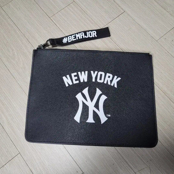 [BUNJANG] MLB New York Yankees Clutch Bag Black / MLB 뉴욕 양키스 클러치백 블랙 새상품수준
