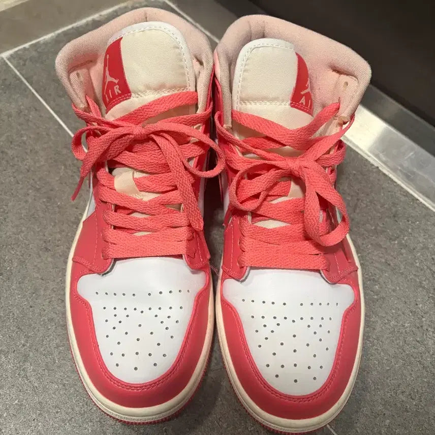 [BUNJANG] Jordan 1 Mid Strawberry Cream Sneakers / [245]조던1 미드 스트로베리 크림