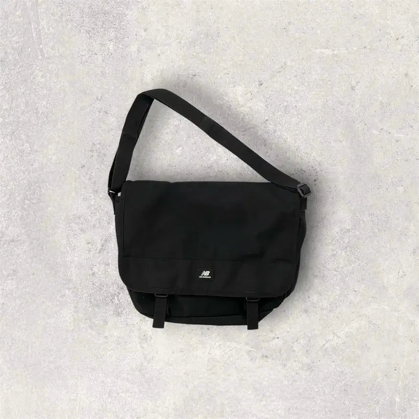 [BUNJANG] New Balance Messenger Bag Black / 뉴발란스 메신저백 블랙 (B335)