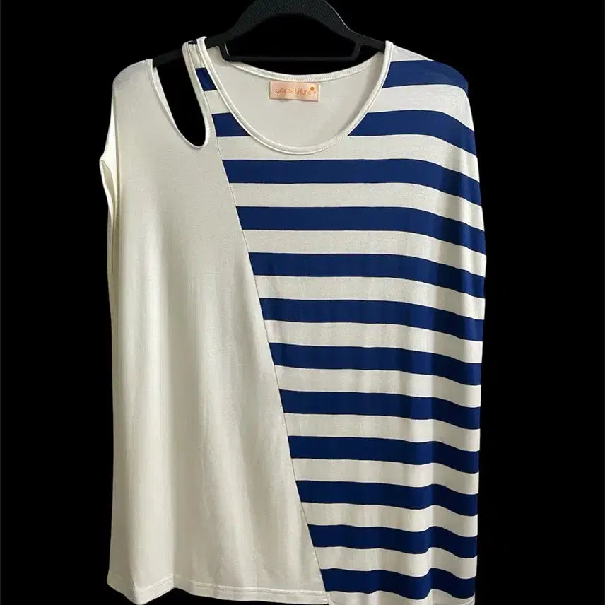 [BUNJANG] Shoulder Cut-out Diagonal Color-Block Stripe Top / (새싱품)어깨 컷아웃 사선 배색 스트라이프 탑