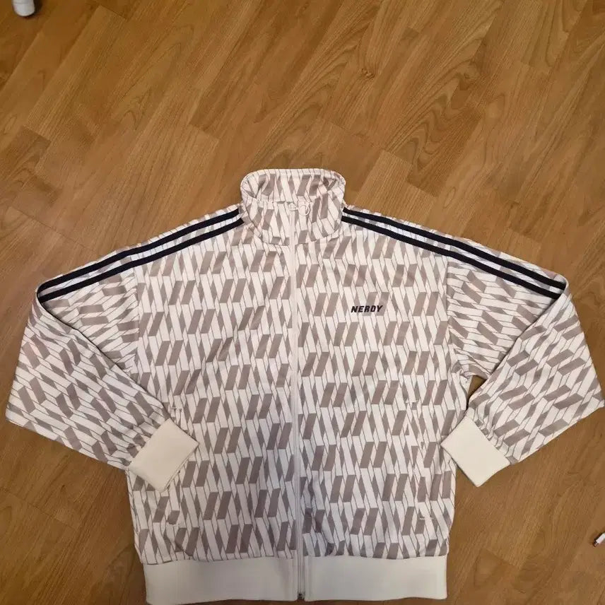 [BUNJANG] NERDY DNA Monogram Track Top Cream Set-up Set (Includes Bottoms) / 하의 포함)널디 DNA 모노그램 트랙탑 크림 셋업 세트