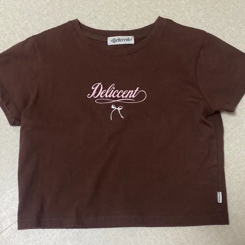[BUNJANG] Deliccent Semi Crop Short Sleeve T-Shirt Size S / 델리센트 세미 크롭 반팔티