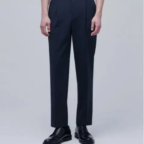 [BUNJANG] Recycled Fabric Single-Tuck Relaxed Tapered Cropped Hidden Waistband Slacks [Navy] / 리사이클 원 턱 릴렉스드 테이퍼드 히든 밴딩 크롭 슬랙스 [네이비] 38